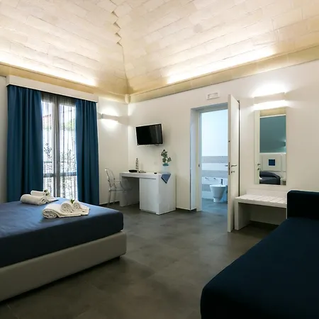 Hotel Pharos 2*